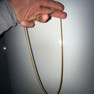 14K Cordell 60cm - 14Karat guld halsband, 60cm lång och 3,3cm bred. Väger ca 6 gram men ser ut att väga minst 30!  Möts upp i Gävle eller skickas via post