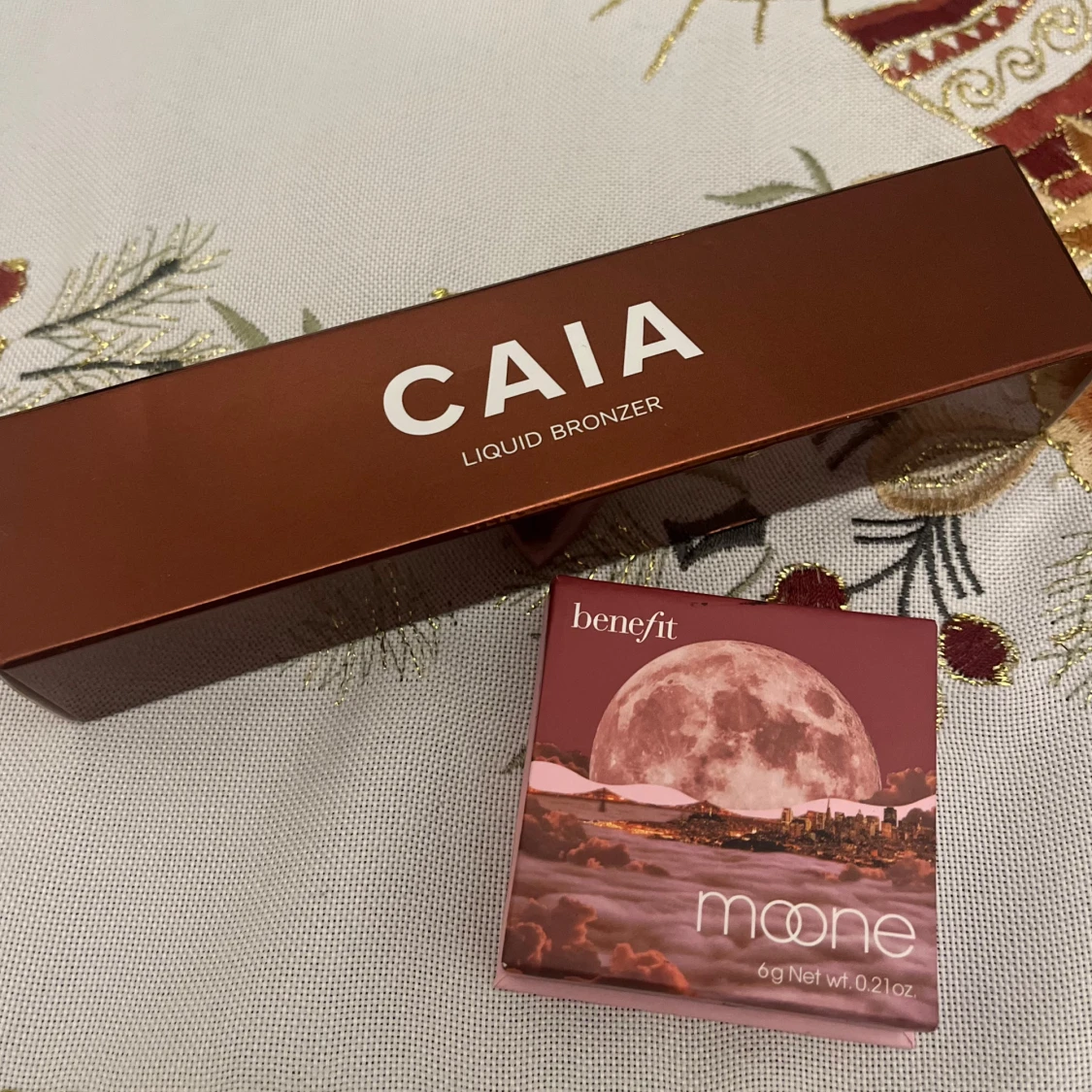 CAIA Liquid Bronzer och Benefit Moone Rouge