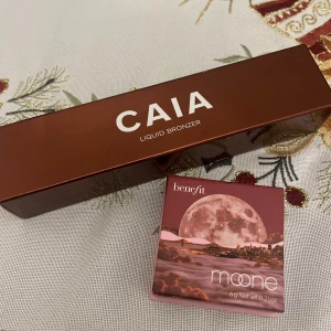 CAIA Liquid Bronzer och Benefit Moone Rouge - Säljer en CAIA Liquid Bronzer i nyansen Havana och en Benefit Moone Rouge. 💓 helt nya och inte använda! 