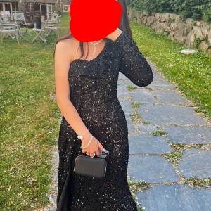 bal klänning - Jag säljer nu min balklänning som jag använt en gång. den är i storlek S men släpar där nere beroende på hur lång man är. Klänningen är svart med paljetter som glittrar. Jag är 165 cm lång och har på mig både XS och S. Priset kan diskuteras!