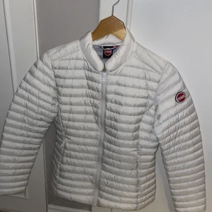 Vit dunjacka från Colmar - Säljer en snygg vit dunjacka från Colmar. Jackan är använd en gång och är i väldigt bra skick. Jackan är i storlek xs och säljs för 550, kan tänkas sänka priset vid snabb affär.