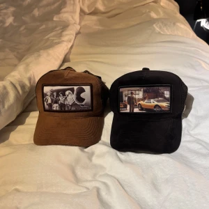 Bruna och svarta kepsar från Maggiore limited edition  - Två kepsar från Maggiore, en brun och en svart, med unika tryck på framsidan. Otroligt fina skick på båda två inga skador alls. 600 för en och två för 1100. Priset kan diskuteras vid snabb affär. Ny pris för en är 800kr. 