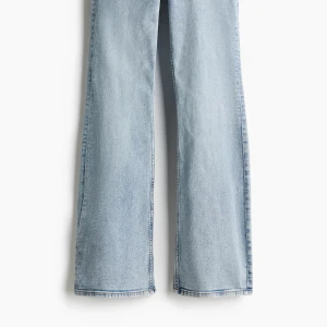 Ljusblå lågmidjade bootcut jeans - Säljer mina hm jeans i storlek 32, helt slutsålda på hemsidan. Lågmidjad!! 