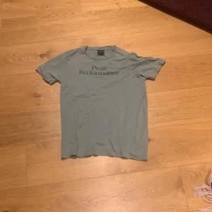 Ljusgrön t-shirt från Peak Performance - Snygg ljusgrön t-shirt från Peak Performance med tryck på bröstet. Perfekt för en avslappnad stil. Kortärmad och i ett mjukt material. Skick 7/10