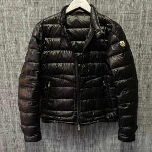 Moncler jacka - Säljer nu dena riktigt fina Moncler Acorus jacka då den inte riktigt passar || alla tillbehör medföljer till jackan så som kort, knappar, påse och tags || kvitto medföljer självklart vid köp! || hör av dig vid frågor eller funderingar! || mvh || (endast seriösa köpare)