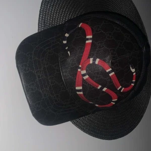 Gucci keps kingsnake äkta  - Gucci keps kingsnake storlek L. Säljs då den aldrig används, Box o kvitto finns