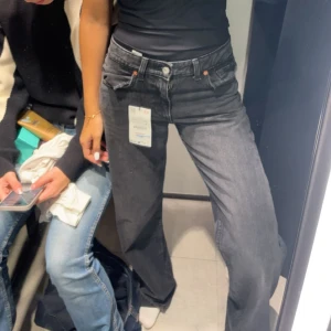 Svarta Zara jeans  - Snygga svarta jeansbyxor med en klassisk design. De har en rak passform och är perfekta för en stilren look. 