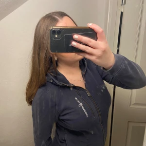 Mörkblå hoddie från SailRacing - Snygg mörkblå hoddie från SailRacing med dragkedja. Den är i storlek 170cm & sitter såhär på mig som vanligtvis har 36 i storlek💙Den har två fickor framtill & en liten ficka vid bröstkorgen. Köpt för 900kr, men säljer för 300kr💙