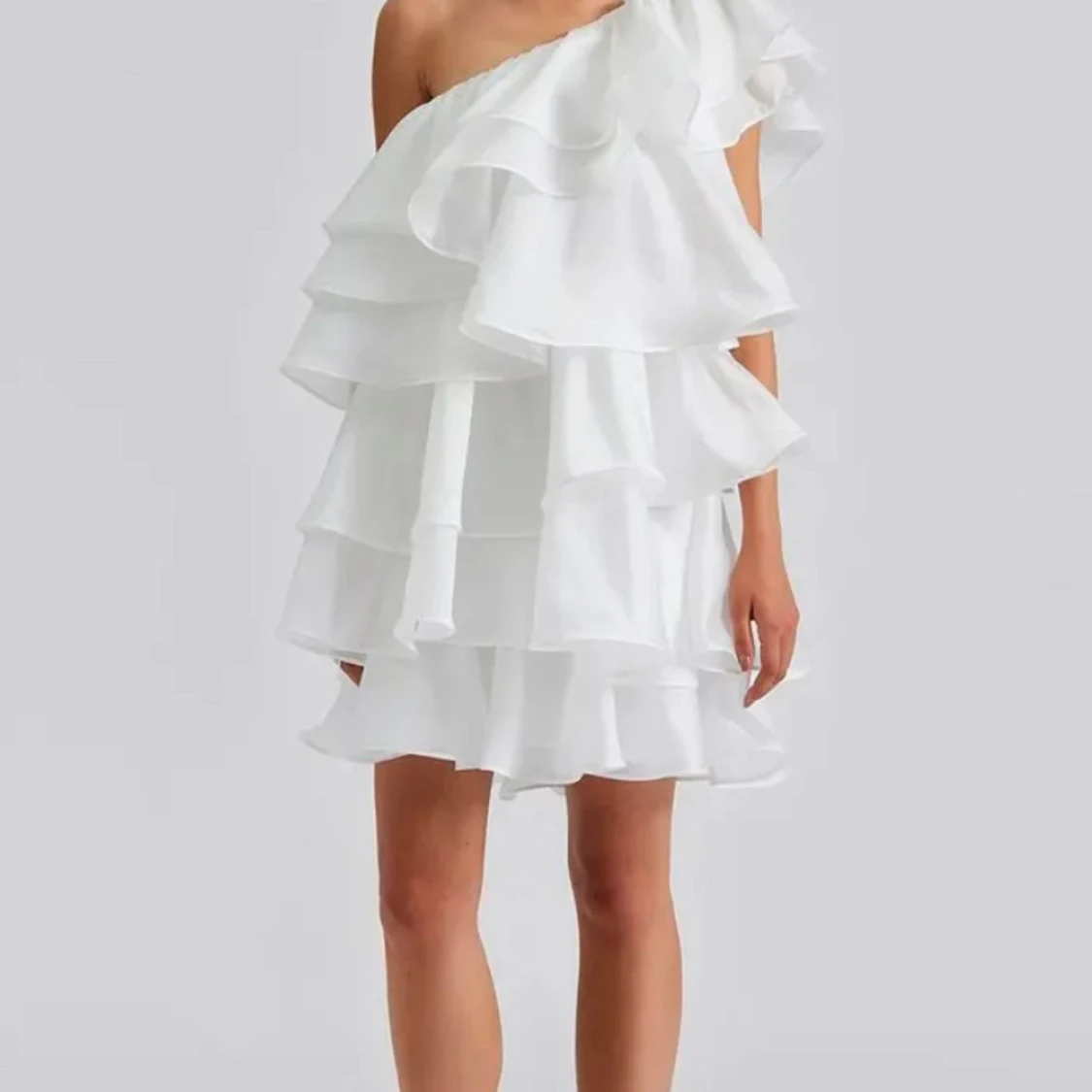 Vit offshoulder klänning med volanger