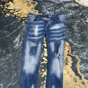 Blå slitna jeans - Blåa discord jeans använda par gånger köpt för 1000 kr 