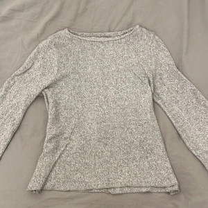 Grå långärmad tröja från Mango - Säljer en stilren grå långärmad tröja från Mango Basics. Perfekt för en avslappnad look, med mjukt material och rund halsringning. Är jätte snygg lite luftig på S som jag är! Passar bra till både jeans och kjol. 🩶
