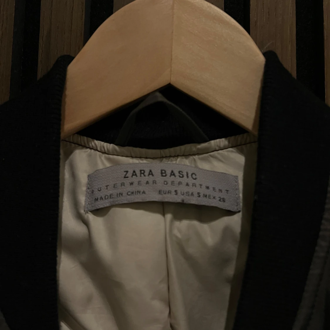 Grön bomberjacka från Zara Basic - 91