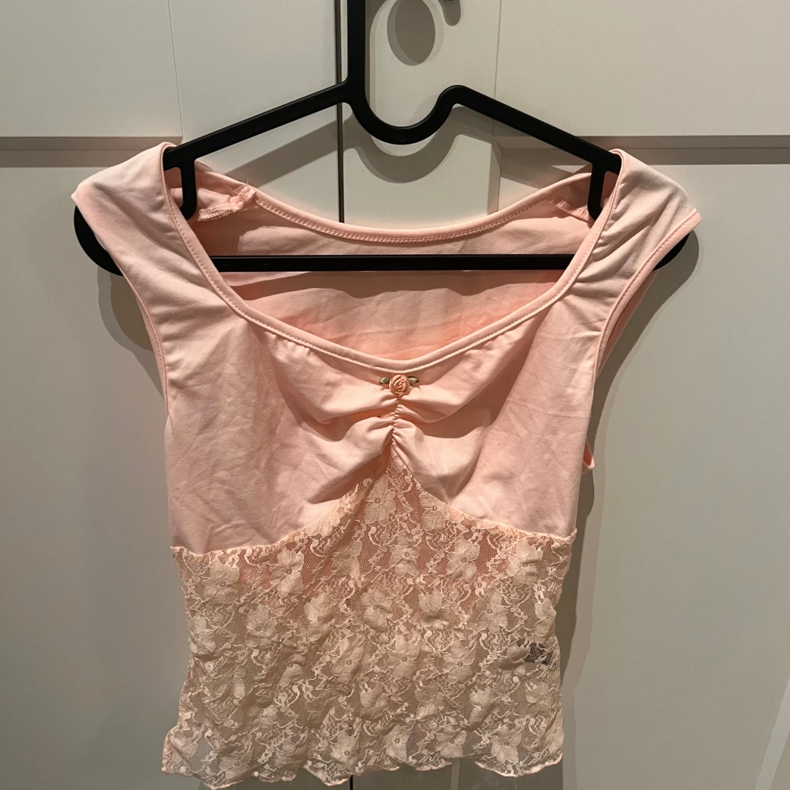 Rosa spetsdetaljerad topp