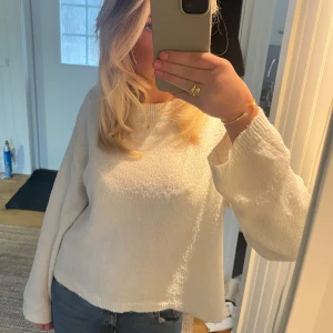 Vit stickad tröja med lång ärm - Säljer en mysig vit stickad tröja med lång ärm. Perfekt för kyligare dagar. Tröjan har en enkel och stilren design.