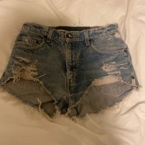 one teaspoon shorts - säljer dessa urcoola slitna jeansen från det kända märket one teaspoon, medel/låg midjas modell och perfekta för sommaren! super pris då original priset är runt 1500, ända är att de är sydda där bak då jag tror att de gick sönder, jag köpte de såhär så inte jag som sytt, ser dock ut som att det hur enkelt som helst går att sprätta upp och bara sy om själv, annars kan man ha de såhär! står ingen storlek i de men skulle gissa på 36❤️ priset är ej hugget i sten så bara att lägga ett prisförslag❤️