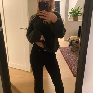 Svarta jeans - Snygga svarta jeans med hög midja och bootcut! Är i super bra skick 🩷