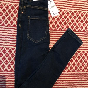 Gina tricot Molly jeans S - Ny med lapp kvar. Mörkblå strl S 