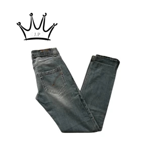 Dondup jeans - Säljer nu dessa snygga dondups jeans med snygg tvätt i modell ”lucky”. Storlek w31. Skick 9/10. 38cm midja/26cm lår/105 cm midja till ankelvidd/80cm skrev till ankelvidd/17cm ankelvidd