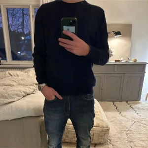  Marin blå Italiensk Pinzani Tröja - Säljer den här sjukt snygga, sköna, italienska pinzani tröjan i storlek M för 699kr! Passar även S. Väldigt bra skick och utan defekter. 100% kashmir. Tveka inte att höra av dig vid funderingar😃