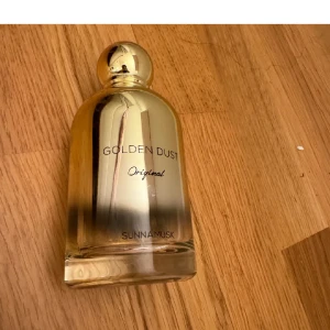 Golden Dust från Sunnamusk - Virala parfymer i små testers! Perfekt för den som vill testa innan man köper en stor flaska.  Alla parfymer kommer i en parfymdekant. Valfri porto tillkommer.  Golden dust : 3 ml - 80 kr 5 ml 110 kr   Skriv innan du köper 😊 