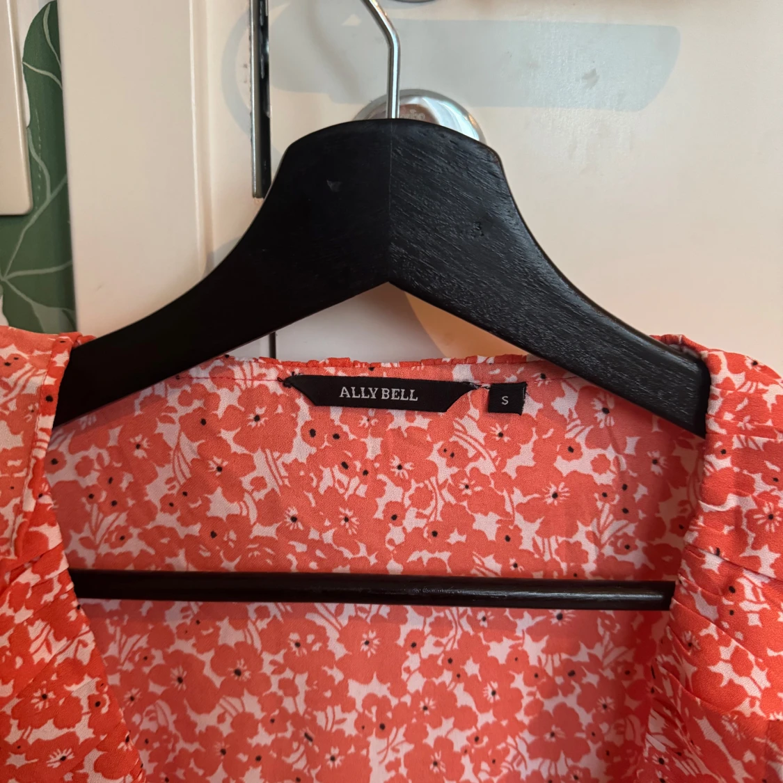 Röd blommig omlottklänning från Ally Bell - 91