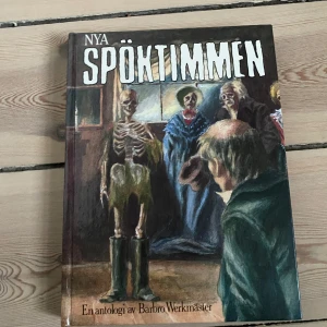 Nya Spöktimmen - En antologi med spökhistorier av kända författare som Ray Bradbury, Charles Dickens och Edgar Allan Poe. Boken innehåller många illustrationer i färg och svartvitt. Reviderad upplaga av Spöktimmen (1971) med nio nya berättelser.