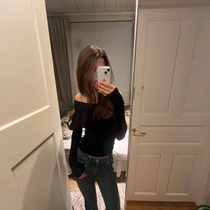 Tajt off shoulder tröja  - Säljer den här ”regina ” tröjan från bilbomb fick förra julen och aldrig andvänt den 