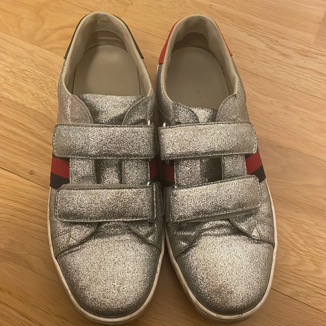 Glittriga sneakers från Gucci - 91