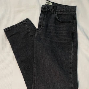 Svarta jeans från Woodbird - Snygga svarta jeans från Woodbird med klassisk femficksdesign och de har en rak passform (Straight fit). Används ett fåtal gånger, skick: 9/10. Köpta för 1000kr, Pris kan diskuteras vid snabb affär. 