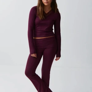 SÖKER vinröda yoga pants  - ⚠️SÖKER⚠️ vinröda yoga pants från Gina tricot eller liknande. Hör gärna av dig om du säljer i storlek 158/164 så skulle jag vara väldigt tacksam. Pris kan diskuteras.❤️