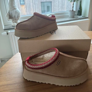 UGG tazz - Säljer ett mina UGGs tazz då dem är förstora för mig, endast använda vid 2 tillfällen. Pris kan diskuteras vid snabb affär 