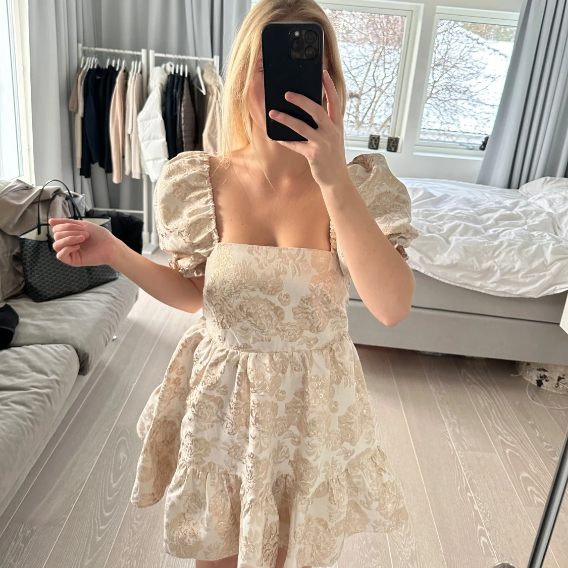 Beige klänning med puffärmar - 90