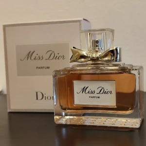 Miss Dior Parfym 100ml - Miss Dior Parfym 100ml. The perfume is new and comes with the original box. The sticker is a little bit discoloured but nothing much, as seen the pictures. 