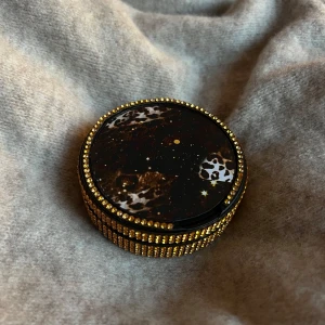 Svart förvaringsdosa med valfri design - Guld leopard dosan✨Perfekt för att förvara småsaker eller som en dekorativ detalj. 