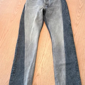 Levi's 501 jeans med vintage-look - Säljer ett par klassiska Levi's 501 jeans med en cool vintage-tvätt. De har en straight passform och är tillverkade i slitstarkt denim. Aldrig använda, men har ej kvar prislapp. Storlek 24W x 32L. Passar XS