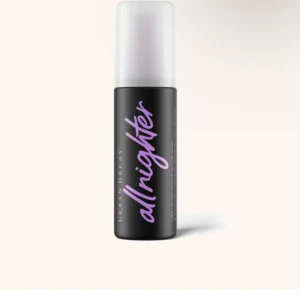 Urban Decay All Nighter Setting Spray - En helt ny setting spray frön urban decay fick den i present men den kommer inte till användning då jag redan har en helt ny typ💗