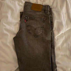 Grå Levis 511 jeans - Säljer ett par snygga Levis 511 i bra skick. Nypris är 1075kr och säljer för 499. Frågor och funderingar skriv.