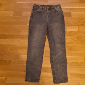 Grå mom jeans från &Denim - Säljer ett par grå mom jeans från &Denim. Ultra high waist.