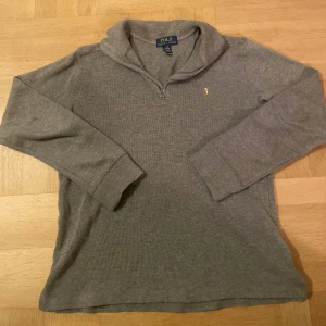 Grå half zip från Ralph Lauren - Tja säljer en riktigt snygg Ralph Lauren half zip. Inga skador eller defekter på half zipen då skicket är ca 8-10. Fraktar samma dag som den blir köpt eller dagen efter 🚚Om du har någon fråga eller fundering så är det bara att så en singnal så låt oss göra en affär💛