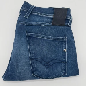 REPLAY ANBASS HYPERFLEX - - Replay anbass hyperflex jeans - Slim fit passform - Storlek W30/L30 - Nypris runt 1800kr - Kontakta för fler frågor eller funderingar // Deluxecloset