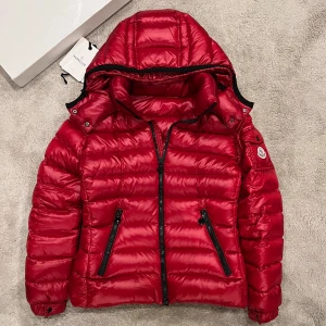 Moncler Bady Dam -  Säljer nu denna sjukt fina Moncler bady jacka i storlek 3 som motsvarar M/L men skulle säga passar en S/MSkick 8,5/10 Pris 3500kr Pris går att diskutera vid snabb affär 