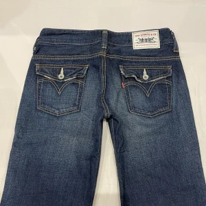 Lågmidjade bootcut/flare jeans från Levis🤩 - Tar INTE bild med dem på pga försmå❤️Midja 39 cm rakt över, gren 21,5 cm och innerben 70 cm. Märkta som W29 men skulle säga mer S. Passar någon som är kort!
