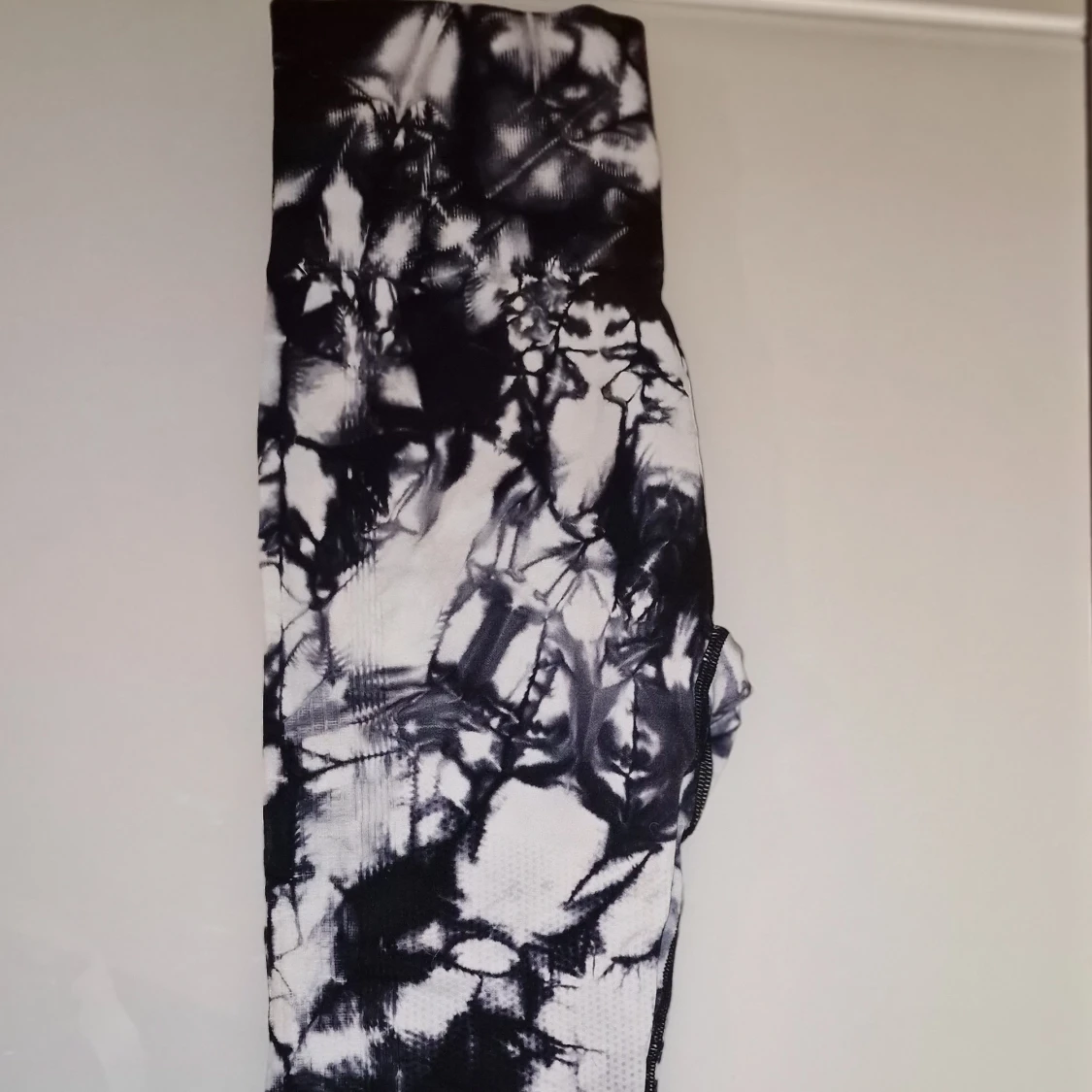 Svartvita leggings med mönster - 91