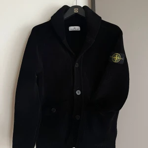 Stone Island Overshirt  - Säljer en stilren svat overshirt från Stone Island med broderad logotyp på ärmen. Jackan har knappar framtill och är långärmad. Är knappt använd, är mycket bra skick! Finns det några frågor, skriv gärna till mig!