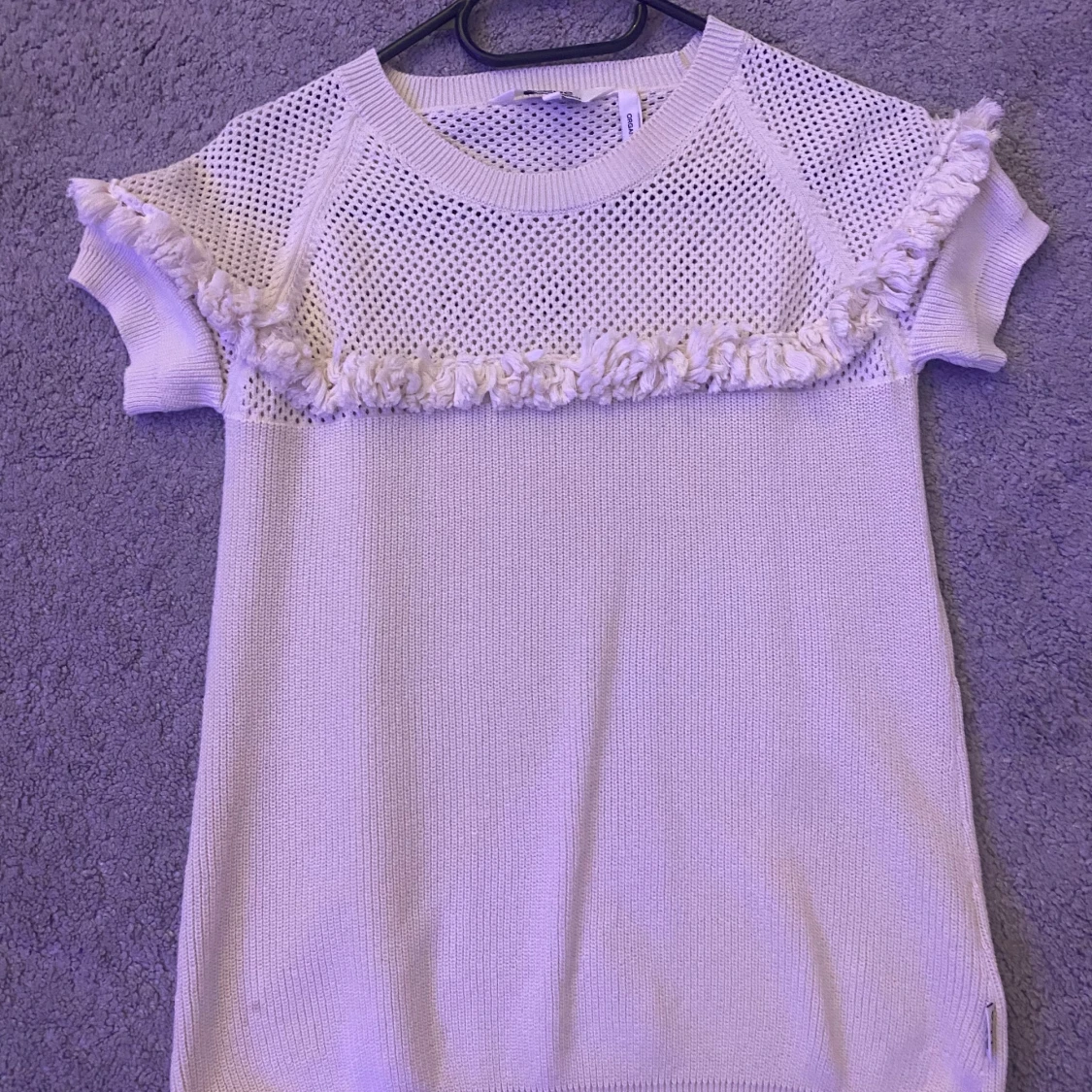 Vit stickad topp med fransdetaljer