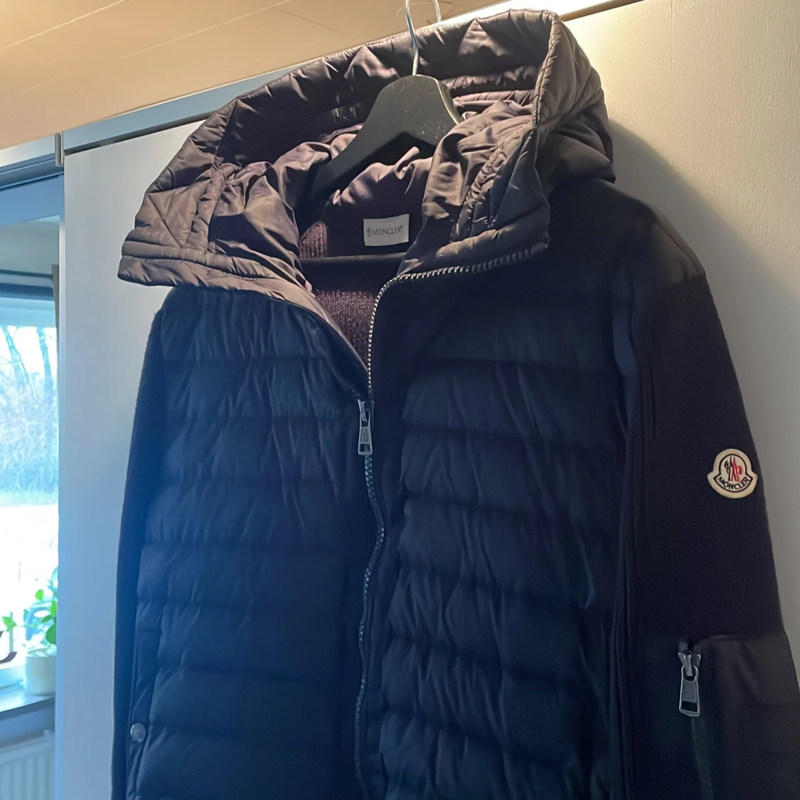 Mörkblå cardigan från Moncler