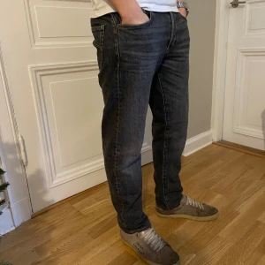 G-Star Raw Jeans slim fit - Säljer ett par sjukt feta mörkgrå G-Star Raw jeans i väldigt bra skick. Jeansen är knappt använda men uppsydda ca 7 cm och sitter slimfit. (Nypris 1300kr) mitt pris 499kr. 