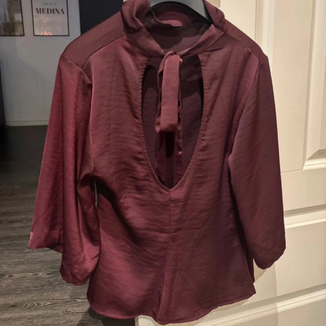 Vinröd blus med u-ringad rygg - 91