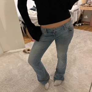 Blå bootcut jeans - Snygga blå bootcut jeans med låg midja. Perfekta för en avslappnad stil. De har en klassisk femficksdesign och en bekväm passform.
