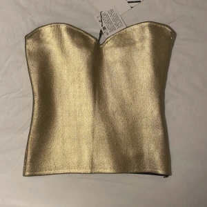 Gullig topp - Supersnygg topp till nyår som tyvärr var för liten för mig!💕 prislapp kvar! Storlek S